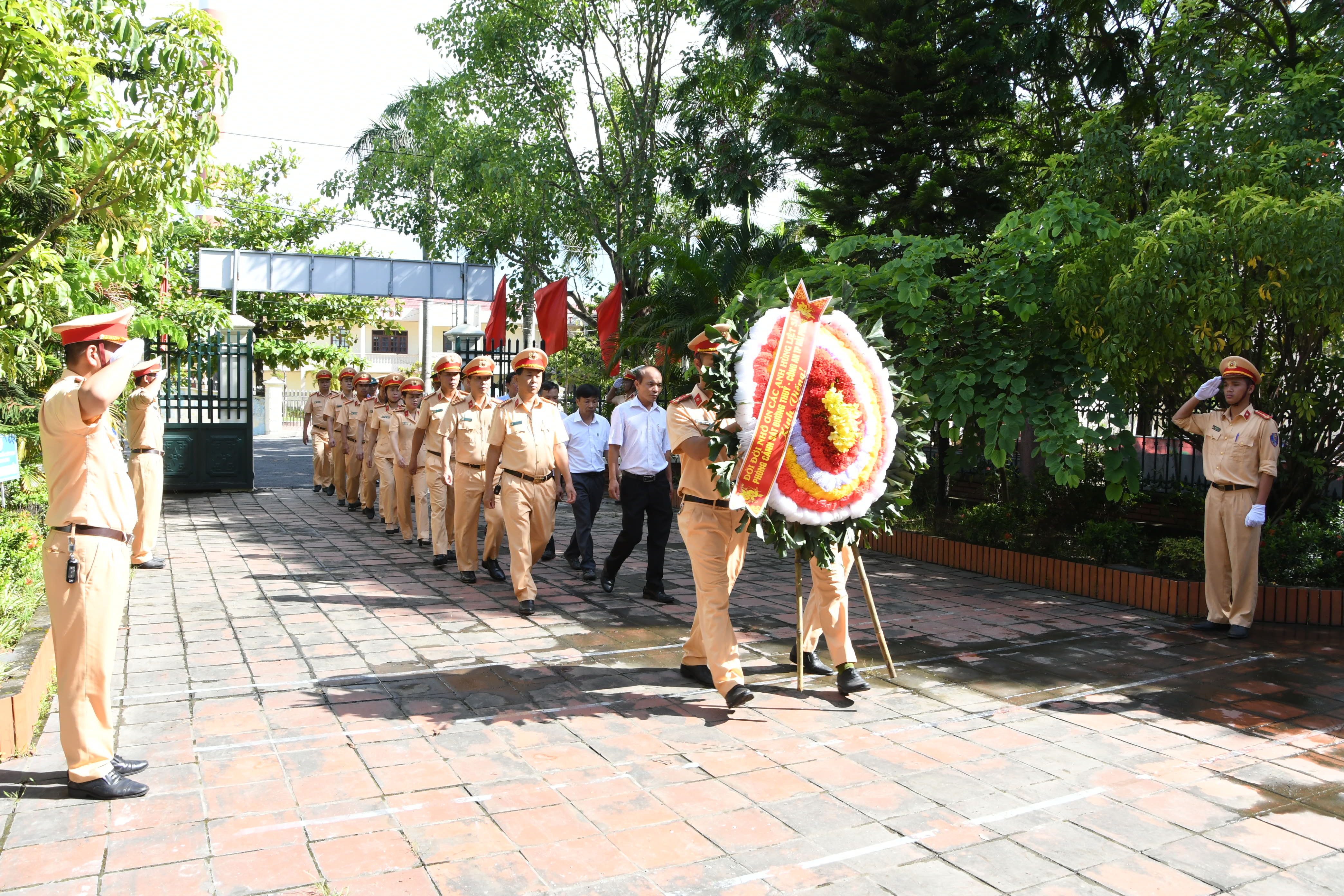 Phòng Cảnh sát đường thủy: Viếng nghĩa trang Liệt sỹ và tặng quà tri ân gia đình chính sách, người có công xã Tam Hưng (Thủy Nguyên)